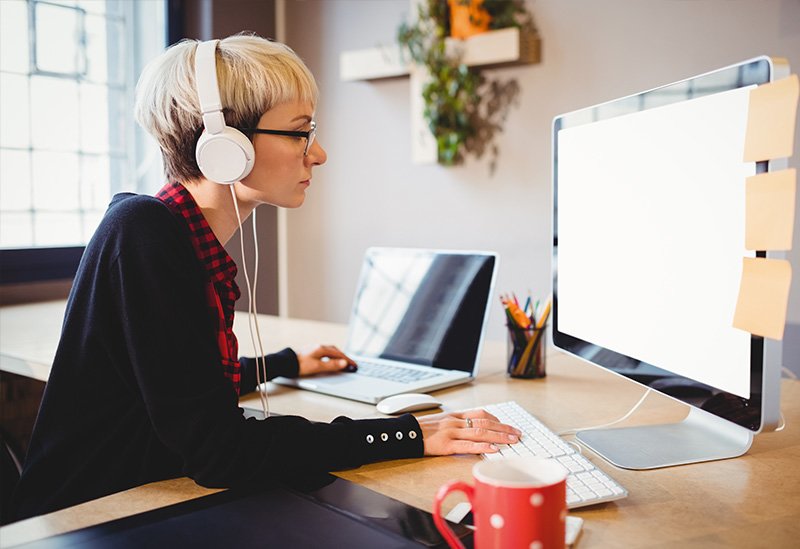 Illustration de la création de contenu web, de l’optimisation SEO, du blogging et des stratégies de marketing digital pour le développement d’une entreprise en ligne.